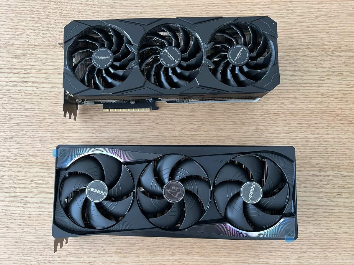 RTX4090(上)とRTX5090(下)の比較
