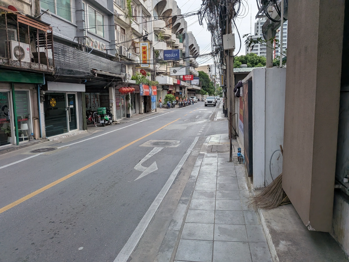 ホテル近くの路上