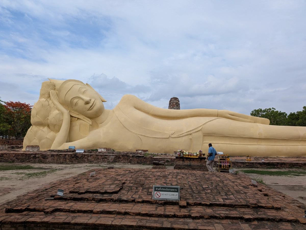 巨大寝釈迦仏